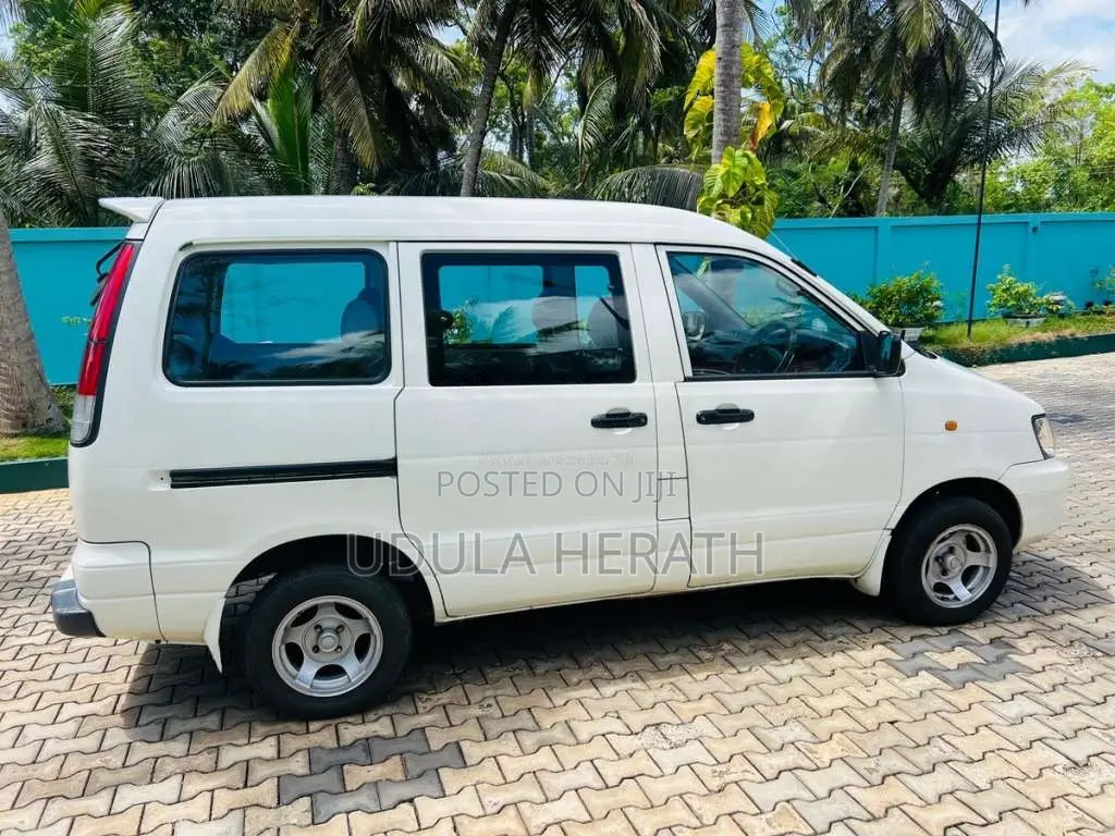 Toyota Noah 2002 Van (Used)