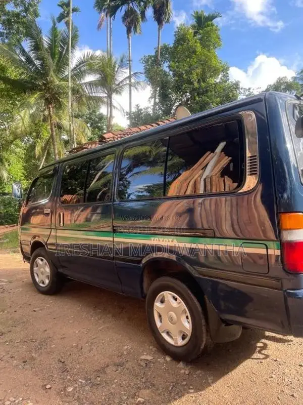 Toyota Dolphin 172 2002 Van (Used)