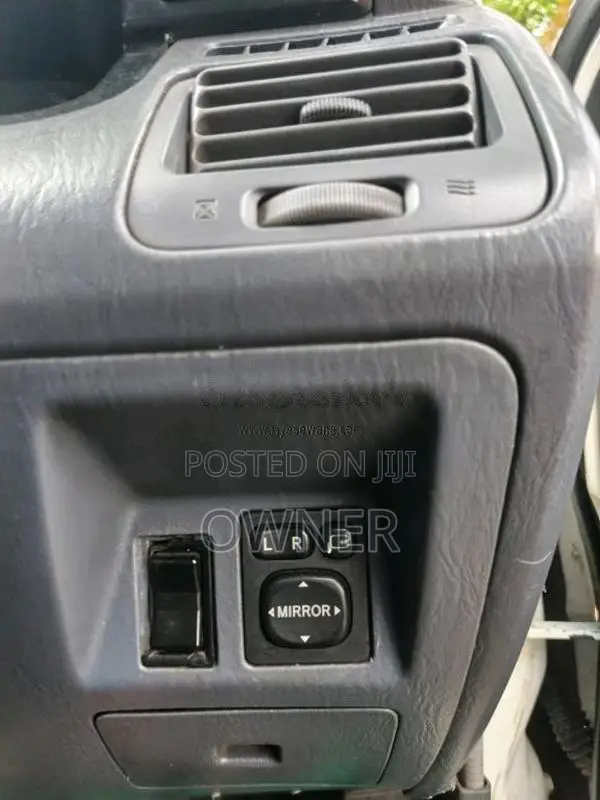 Toyota Noah Kr42 2004 Van (Used)