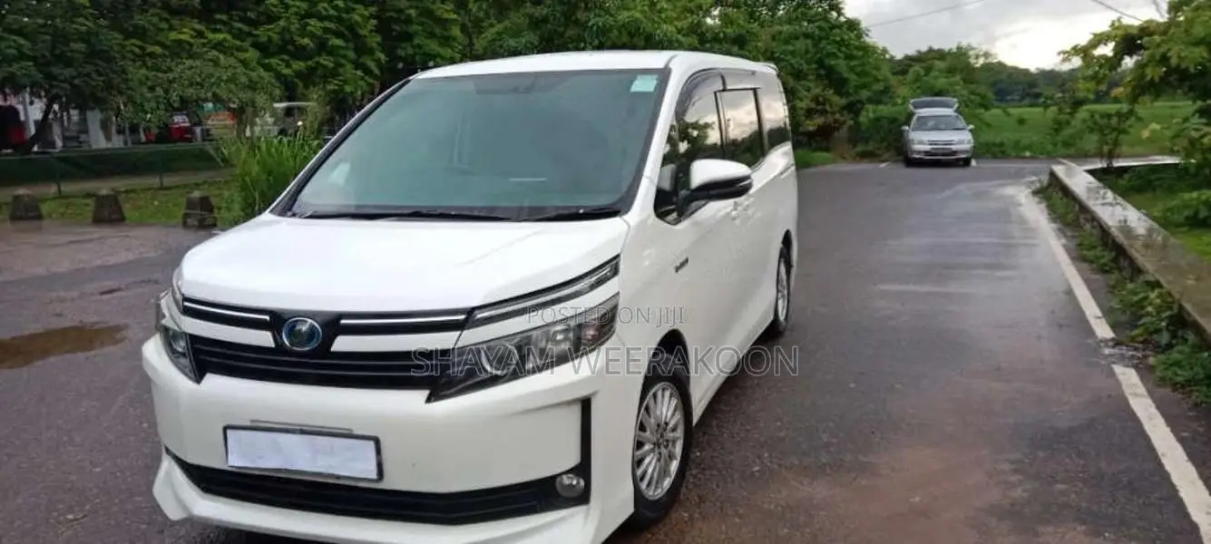 Toyota Voxy 2015 Van (Used)