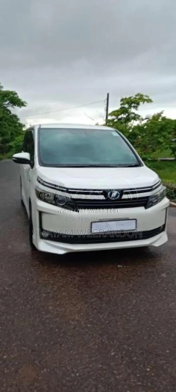 Toyota Voxy 2015 Van (Used)