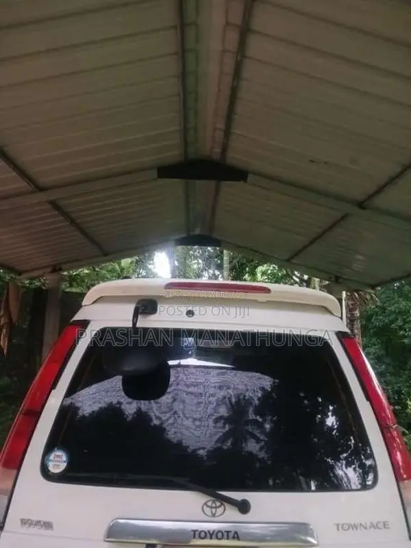 Toyota Noah 2002 Van (Used)