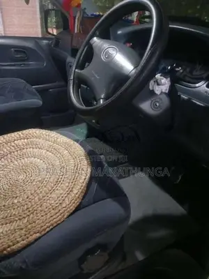 Toyota Noah 2002 Van (Used)