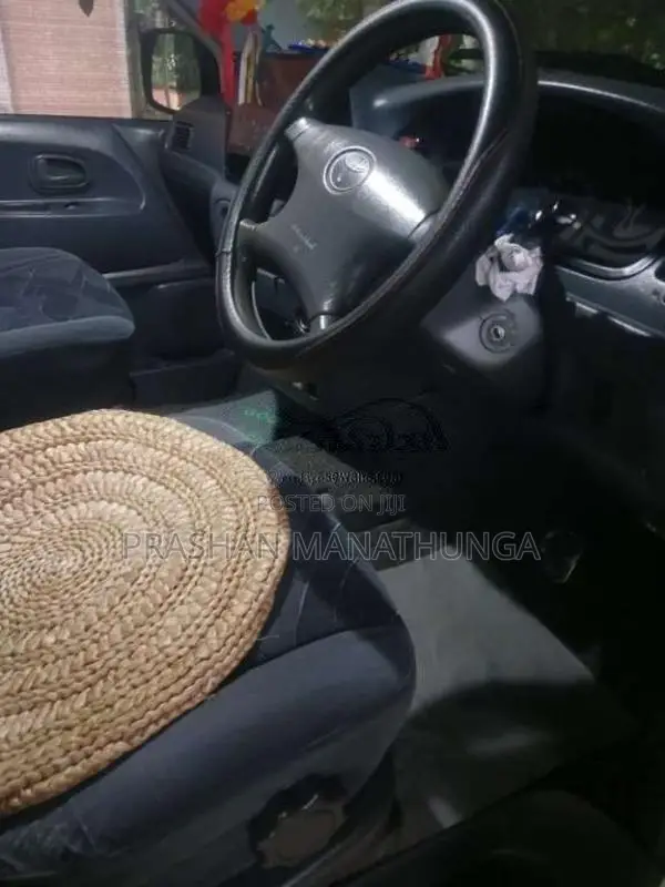 Toyota Noah 2002 Van (Used)
