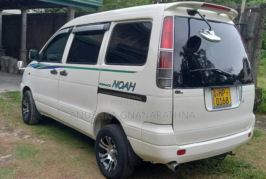 Toyota Noah 2003 Van (Used)