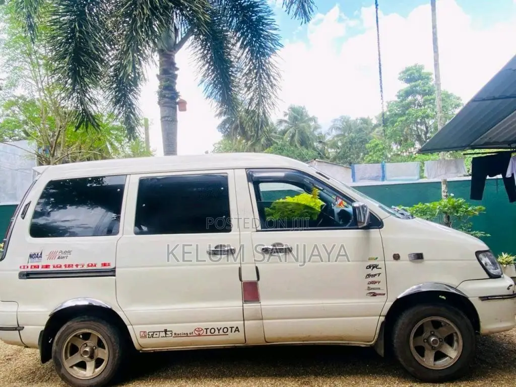 Toyota Noah 2003 Van (Used)