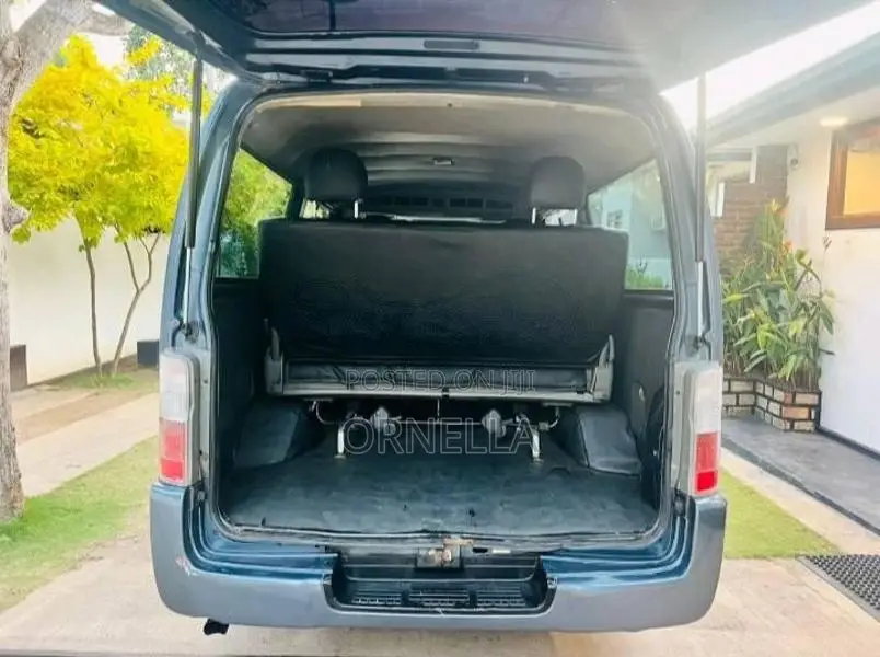 Nissan E25 2006 Van (Used)
