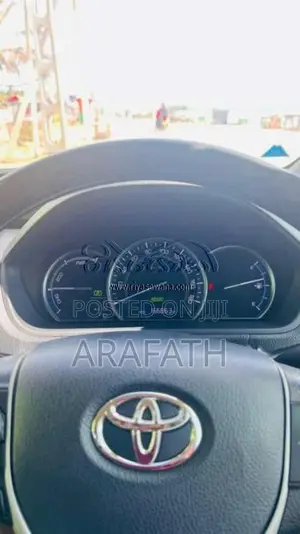 Toyota Esquire 2015 Van (Used)