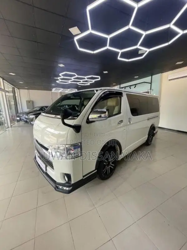 Toyota KDH 2016 Van (Used)
