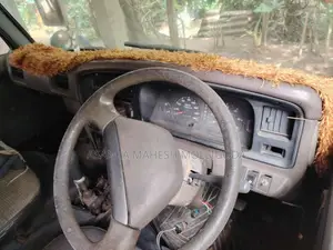 Nissan Vrg 1982 Van (Used)