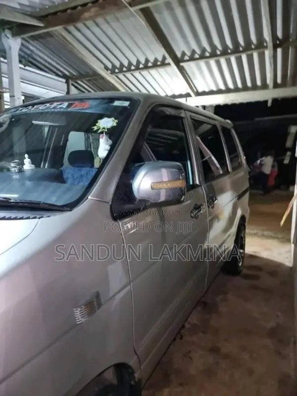 Toyota Noah KR42 2000 Van (Used)