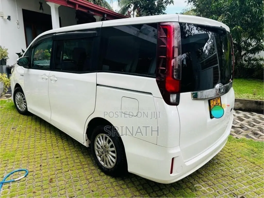 Toyota NOAH 2014 Van (Used)