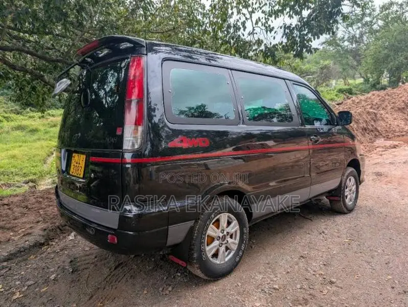 Toyota Noah CR 52 2000 Van (Used)