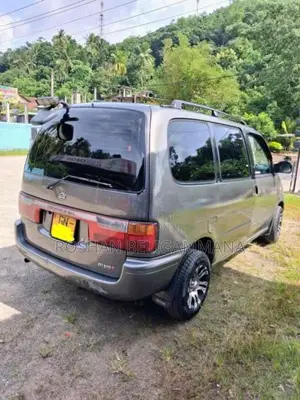 Nissan Serena 2002 Van (Used)