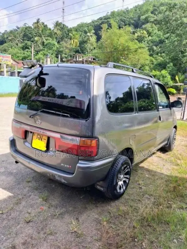 Nissan Serena 2002 Van (Used)
