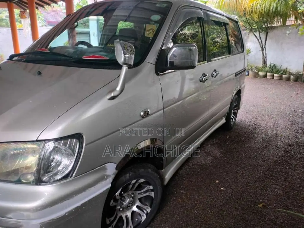Toyota Noah 2002 Van (Used)