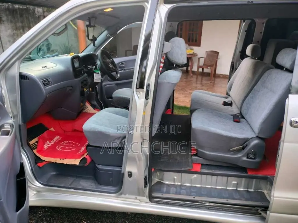 Toyota Noah 2002 Van (Used)