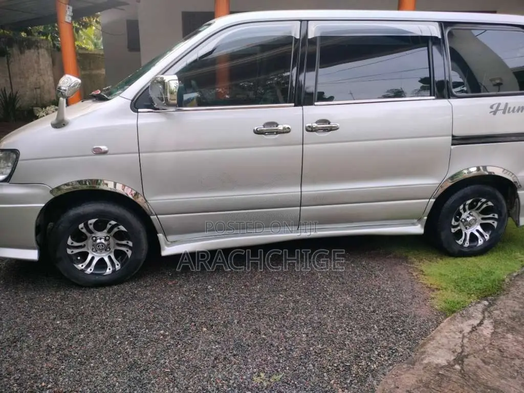 Toyota Noah 2002 Van (Used)