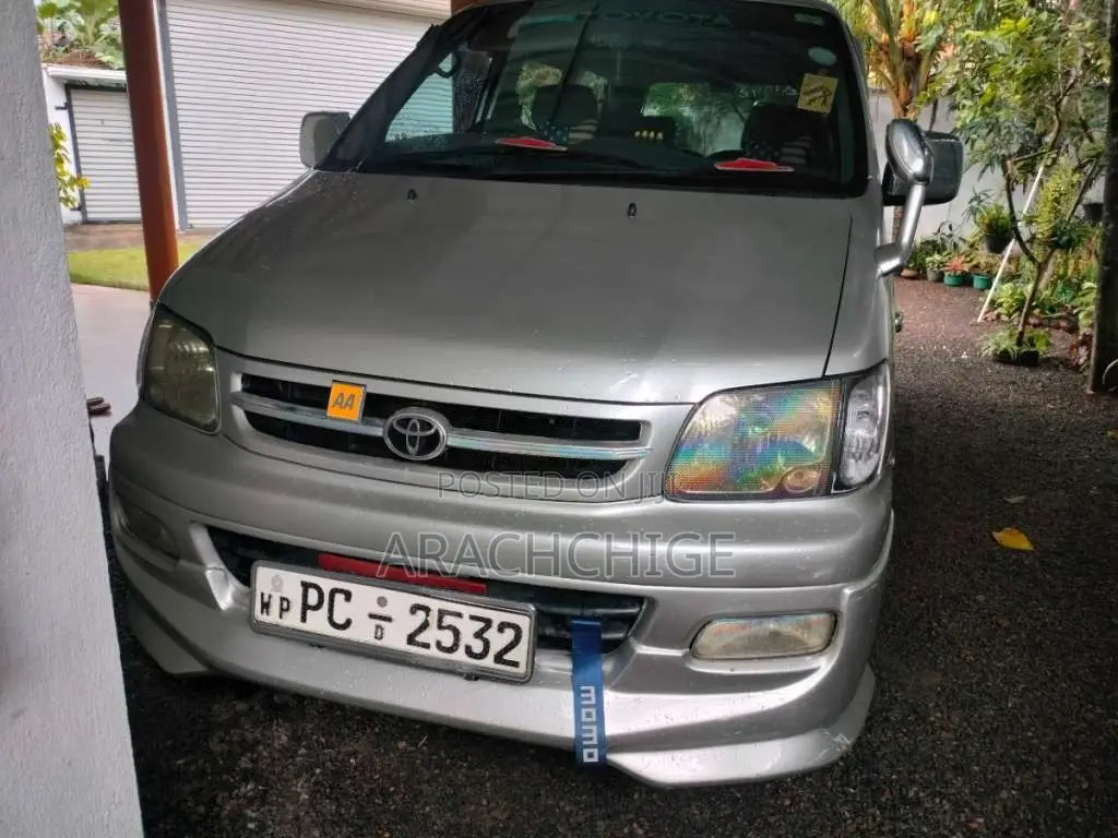 Toyota Noah 2002 Van (Used)