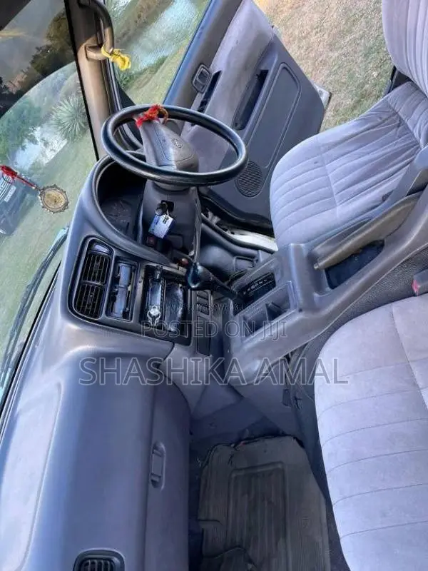 Nissan Serena 2002 Van (Used)
