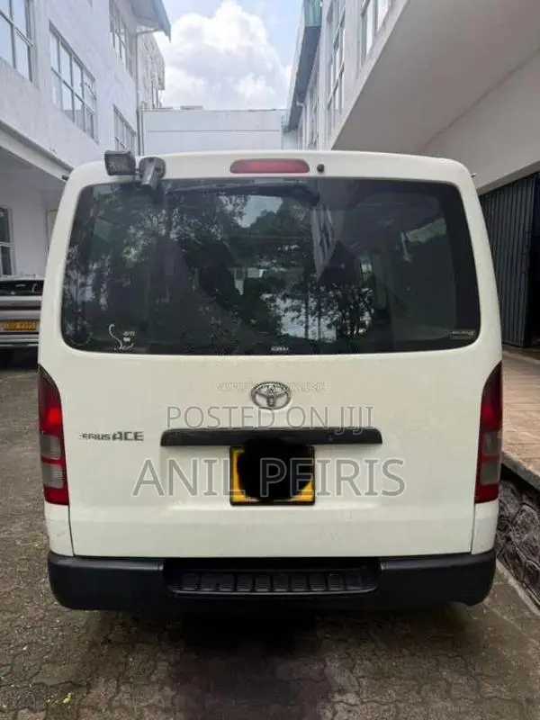 Toyota KDH 2012 Van (Used)
