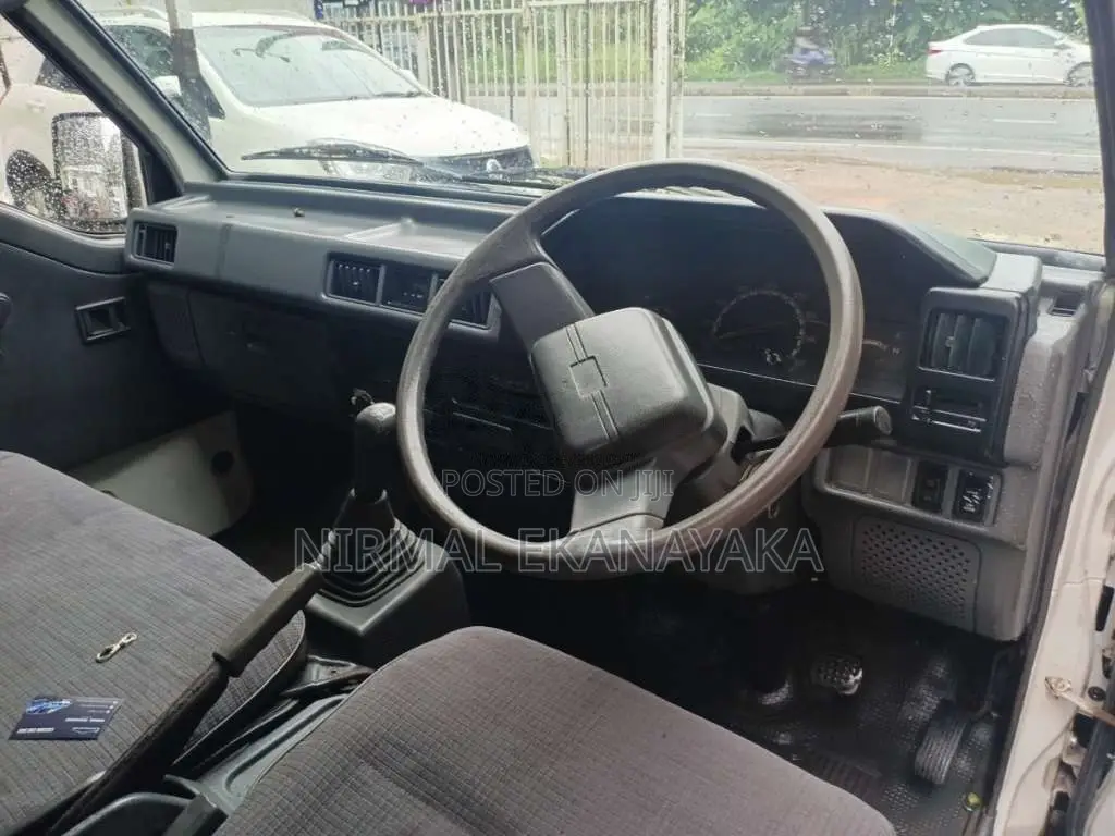 Mitsubishi L300 2001 Van (Used)
