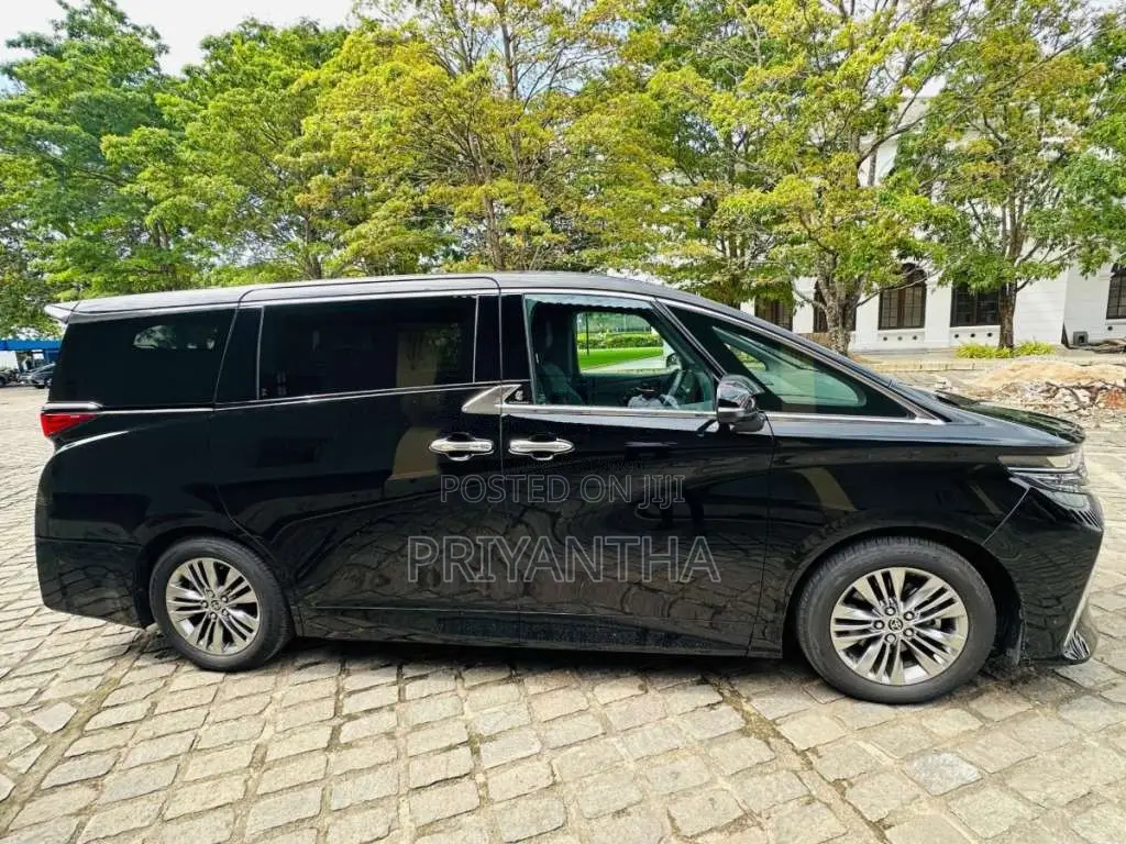 Toyota Toyota 2024 Van (Used)