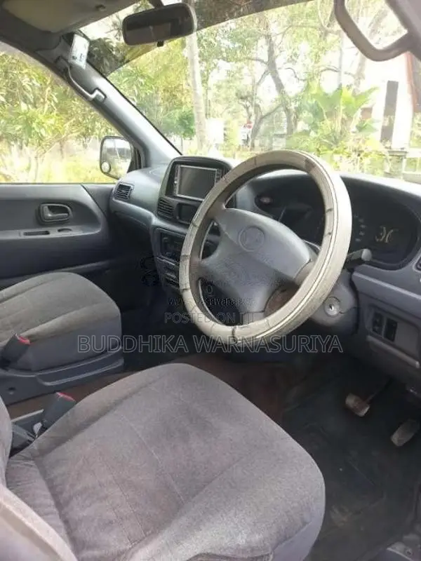 Toyota Noah 2000 Van (Used)