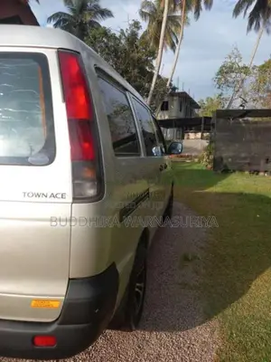 Toyota Noah 2000 Van (Used)