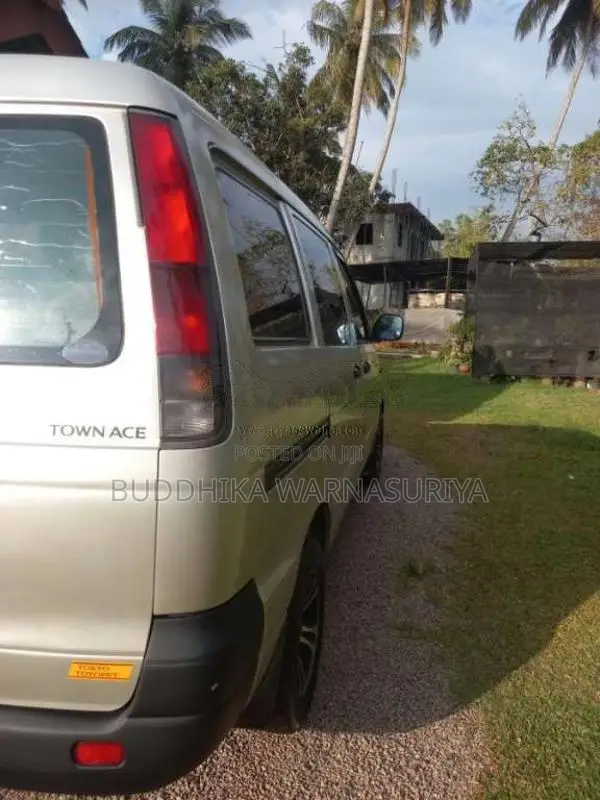 Toyota Noah 2000 Van (Used)