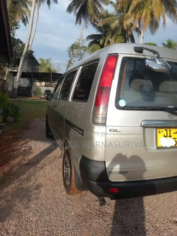Toyota Noah 2000 Van (Used)