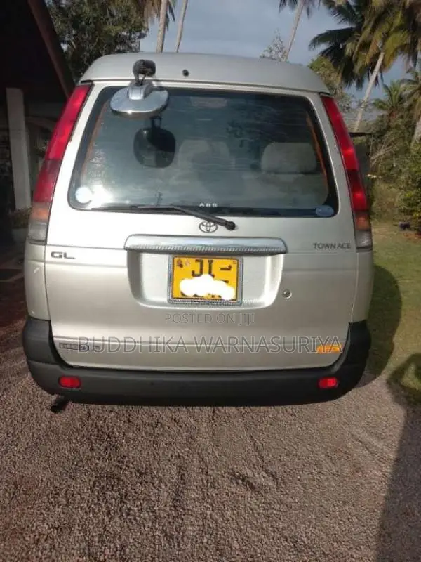 Toyota Noah 2000 Van (Used)