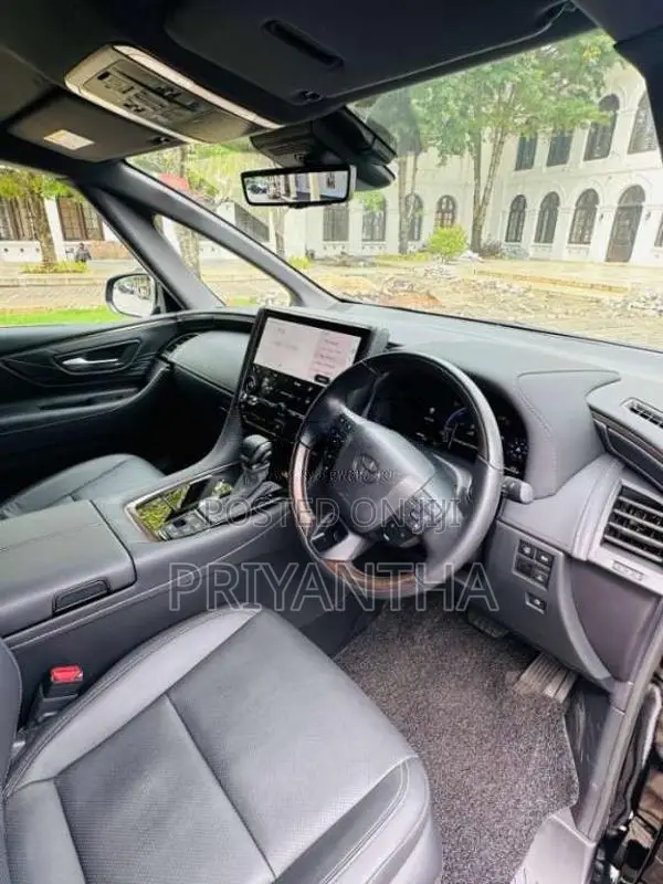 Toyota Toyota 2024 Van (Used)