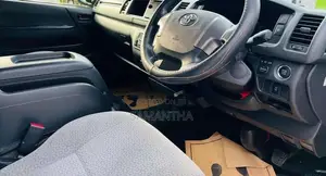 Toyota KDH 2018 Van (Used)