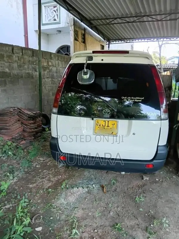 Toyota Noah 2004 Van (Used)