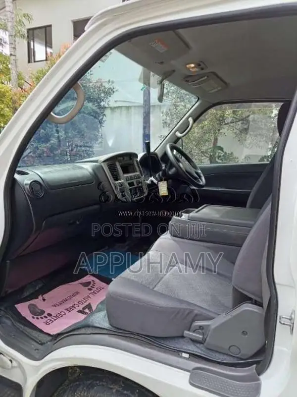 Nissan E25 2011 Van (Used)