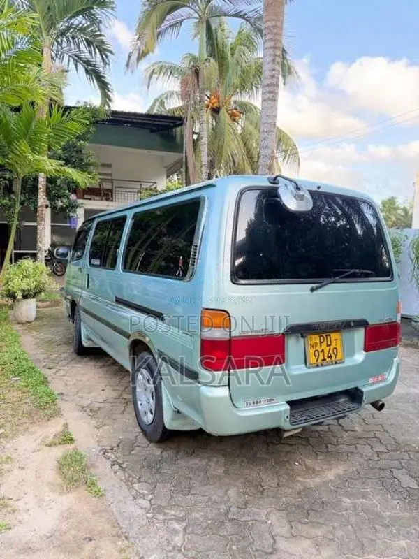 Toyota Dolphin 2002 Van (Used)