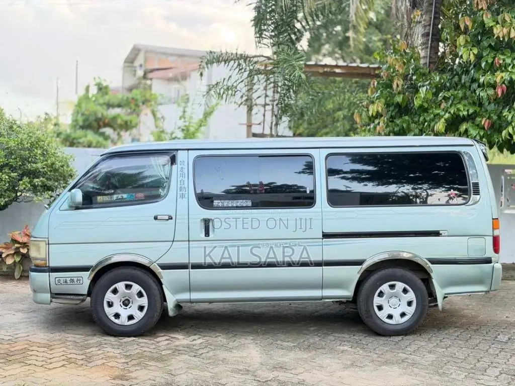 Toyota Dolphin 2002 Van (Used)