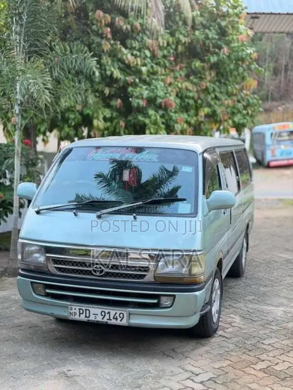 Toyota Dolphin 2002 Van (Used)