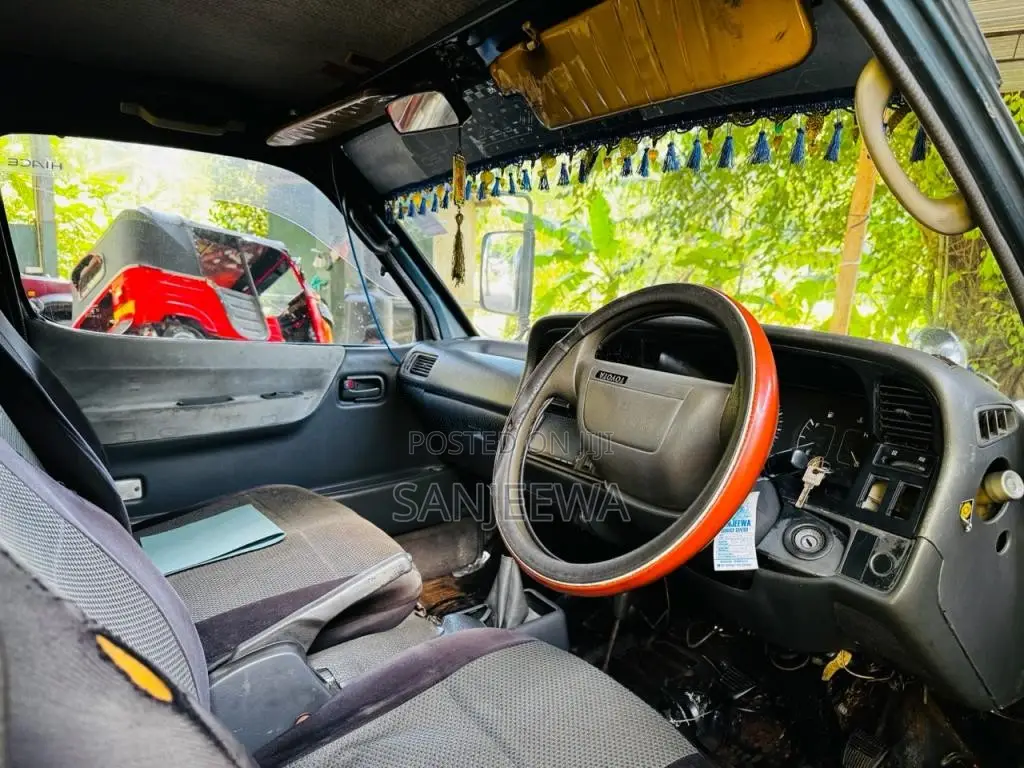 Toyota Dolphin 109 1991 Van (Used)
