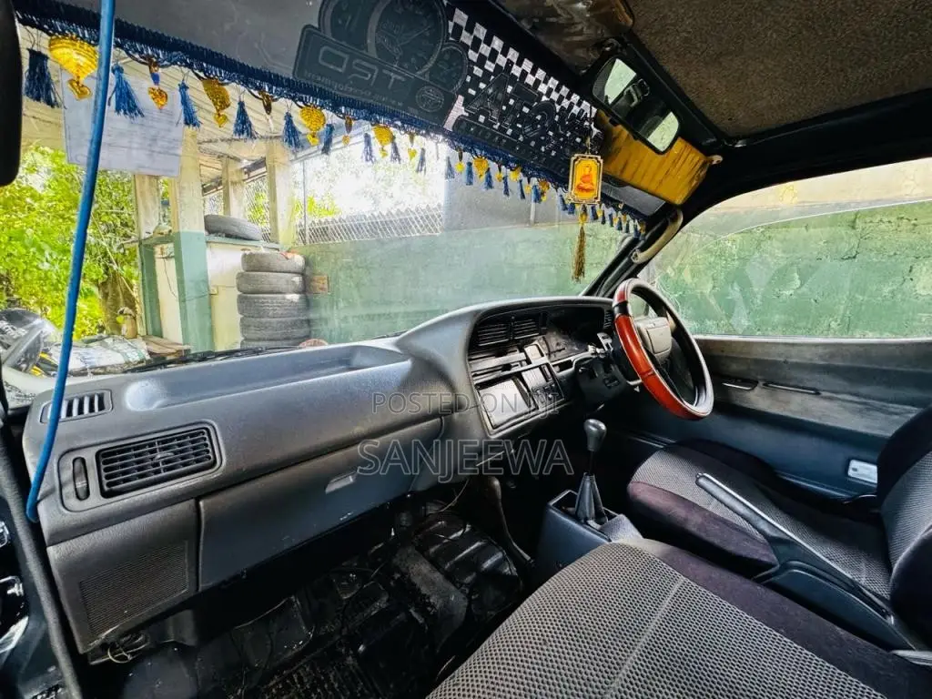 Toyota Dolphin 109 1991 Van (Used)