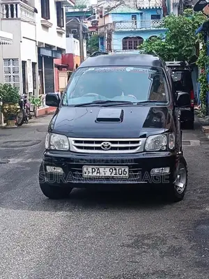 Toyota Noah KR42 2002 Van (Used)