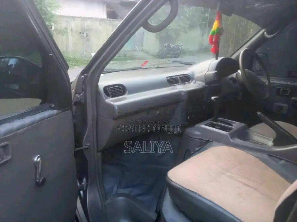 Nissan Serena 1993 Van (Used)