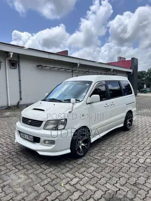 Toyota Noah 2001 Van (Used)