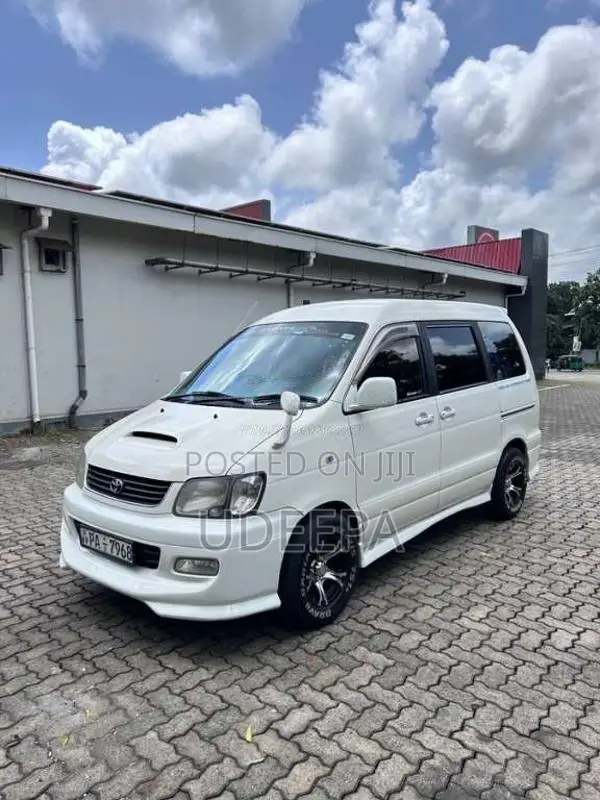 Toyota Noah 2001 Van (Used)