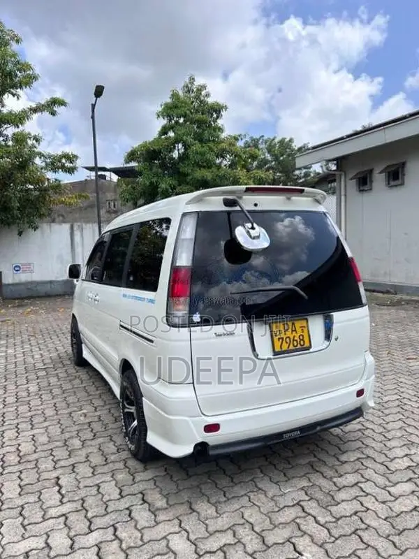 Toyota Noah 2001 Van (Used)