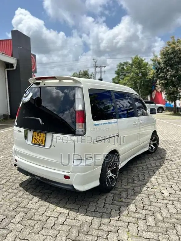 Toyota Noah 2001 Van (Used)