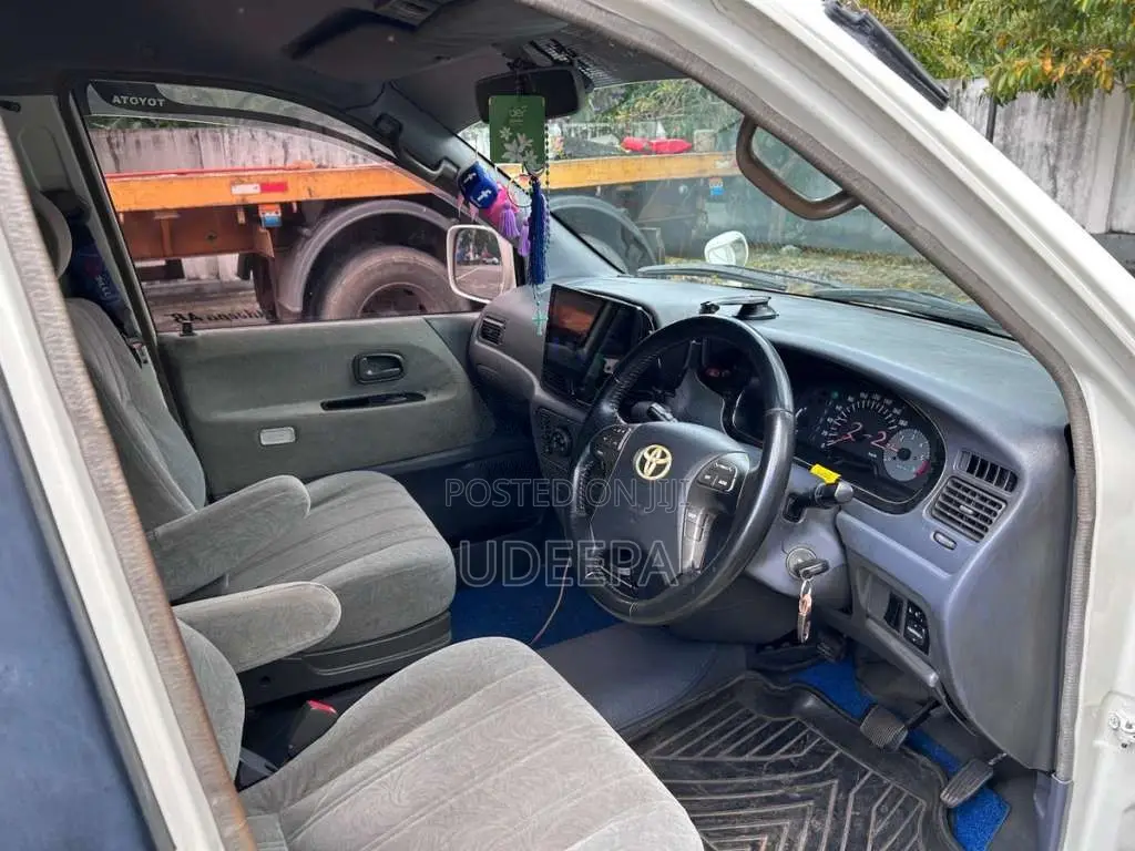 Toyota Noah 2001 Van (Used)