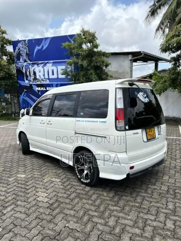 Toyota Noah 2001 Van (Used)