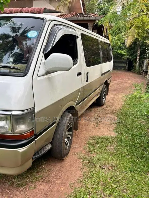 Toyota Dolphin 113 1990 Van (Used)